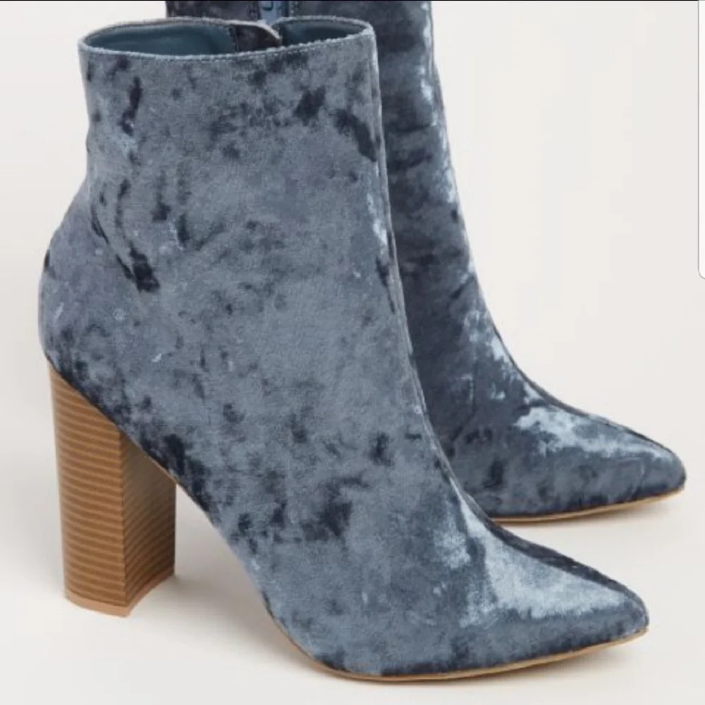 Blue Crushed Velvet Pointed Toe Heeled Boo… - Picture 5 of 6